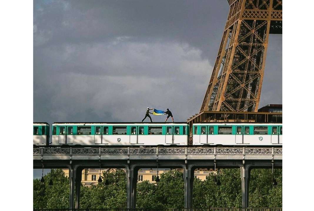 В Париже экстремалы развернули украинский флаг на крыше метро/Фото: Юрий Мармеладов В Париже экстремалы развернули украинский флаг на крыше метро
