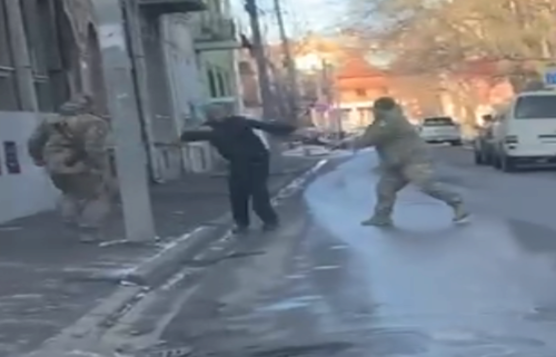 В Черновцах работник ТЦК ударил мужчину прикладом автомата/Фото: кадр из видео В Черновцах работник ТЦК ударил мужчину прикладом автомата/Фото: кадр из видео