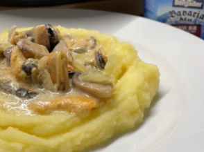 Рецепт мидий в соусе / Фото: скриншот из видео Вкусно даже с хлебом: рецепт мидий с грибами в сливочном соусе
