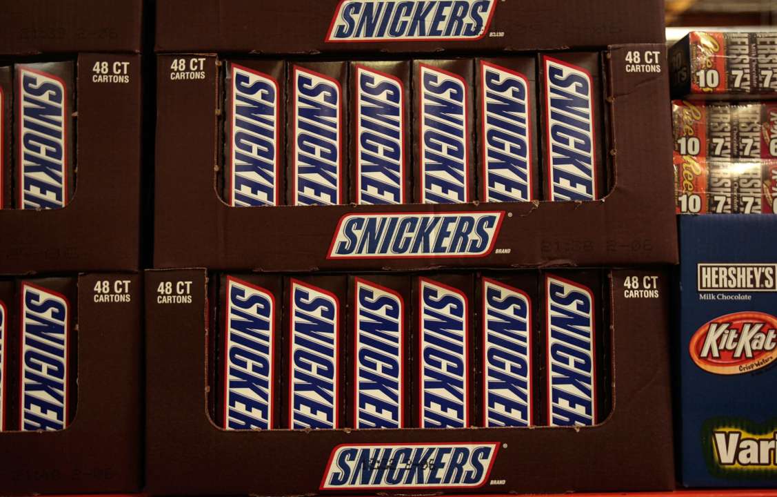 В Испании Snickers обвинили в гомофобии: компании пришлось извиняться