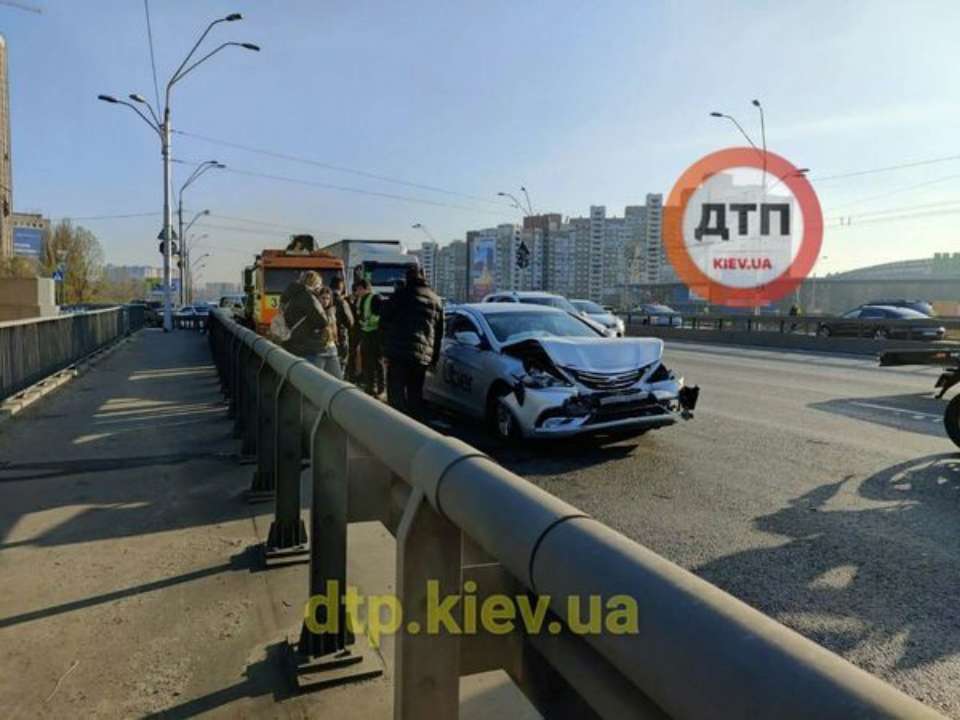 В Киеве пьяный водитель Uber врезался в Lexus. Фото