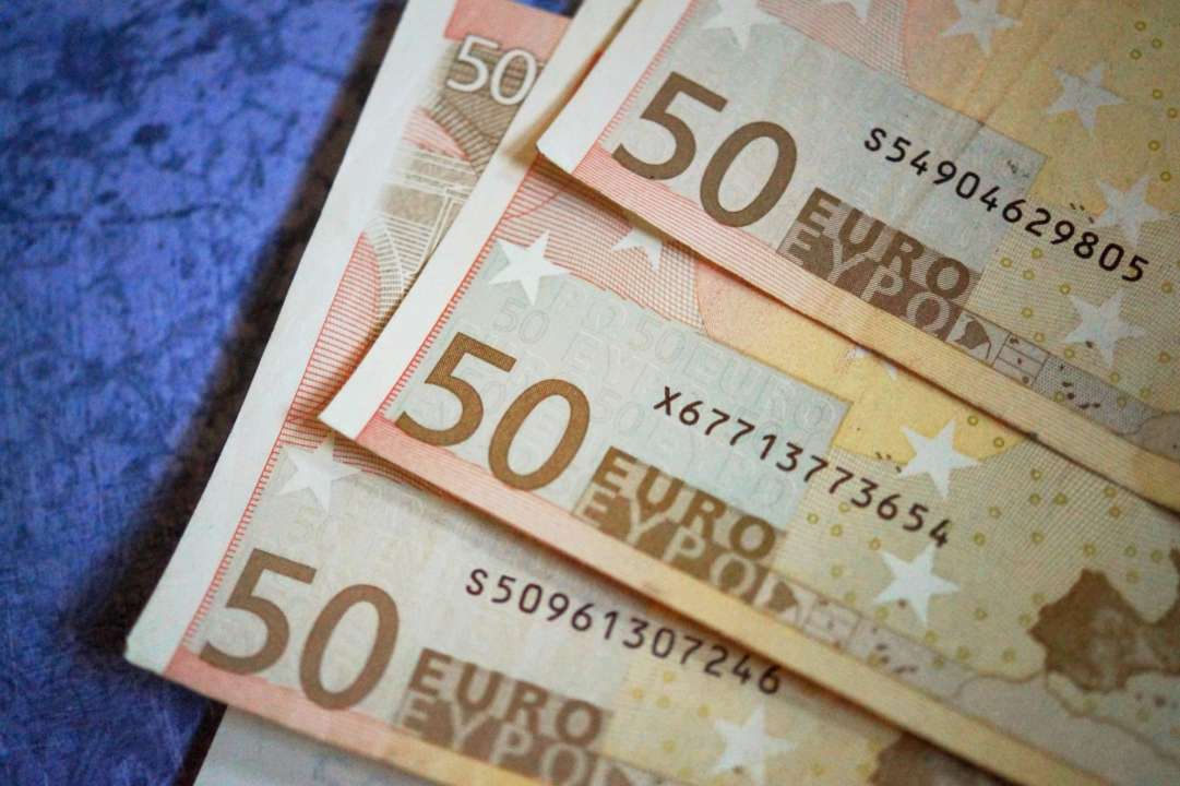 Эта поддержка должна помочь Украине продолжать выплачивать зарплаты и пенсии/Фото: pexels Еврокомиссия объявила о выделении новой макрофинансовой помощи: сколько получит Украина