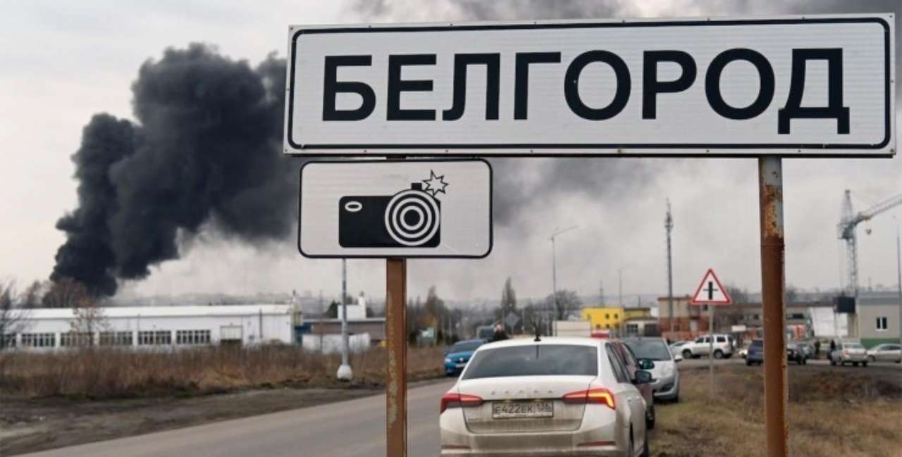 "Эффект линзы": в Белгородской области снова "случайно" сдетонировал склад с боеприпасами/Фото из открытых источников (иллюстративное) Дым от взрыва на военных складах в Белгороде