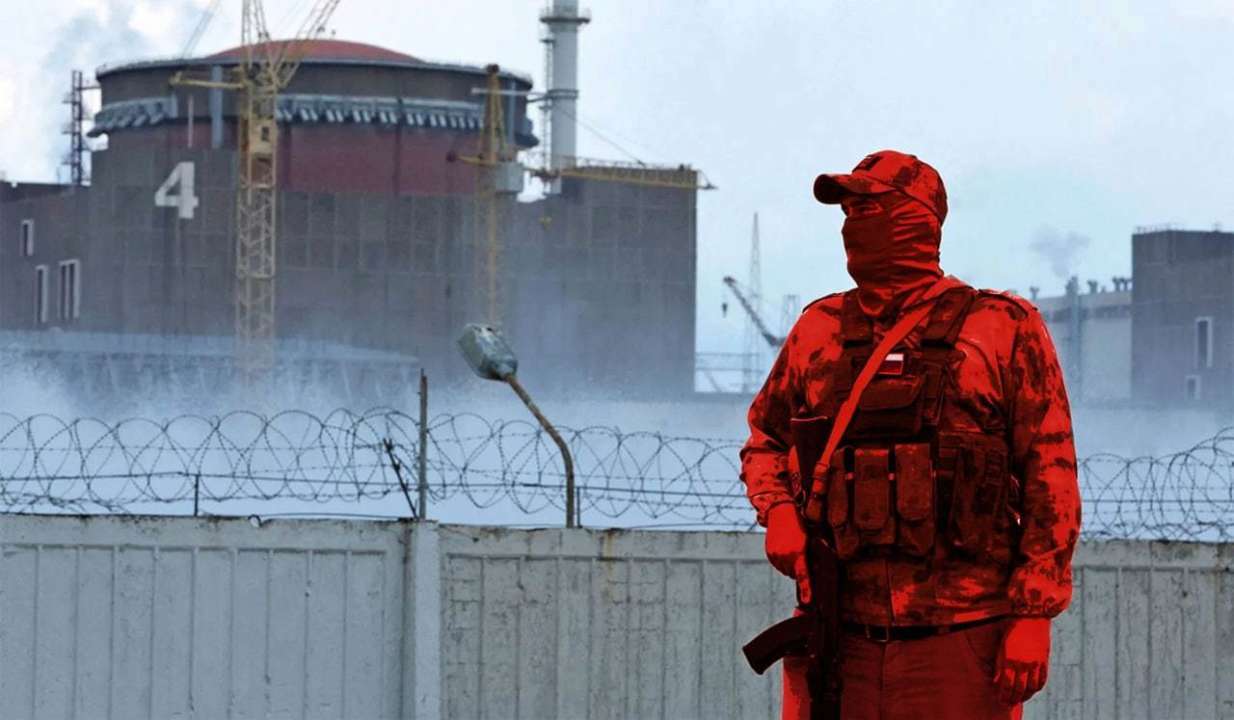 Российский оккупант на фоне Запорожской АЭС
