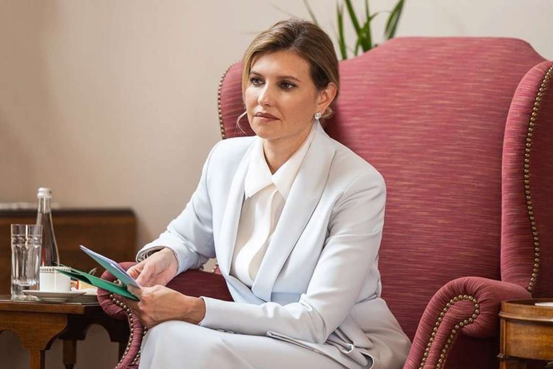 Одягала ще у 2019 році: Зеленська обрала вишуканий костюм для інтерв'ю телешоу 60 Minutes