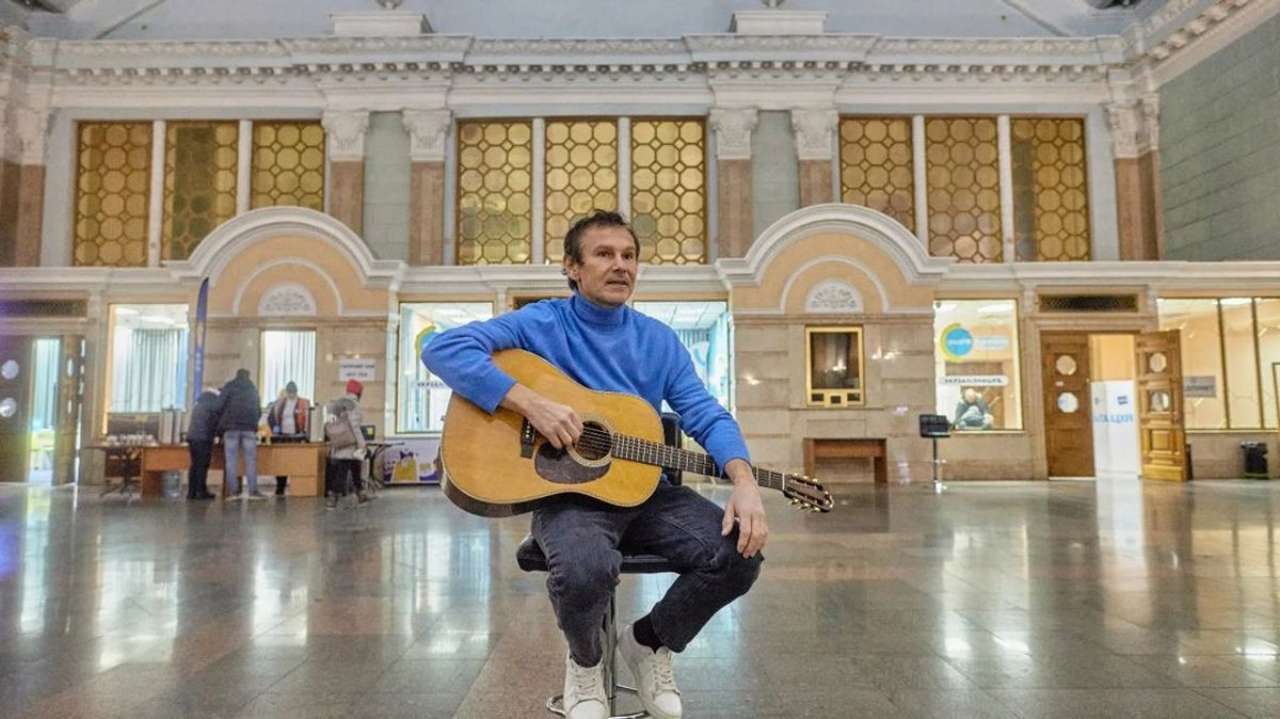 Лідер гурту "Океан Ельзи" влаштував концерт на вокзалі у Києві