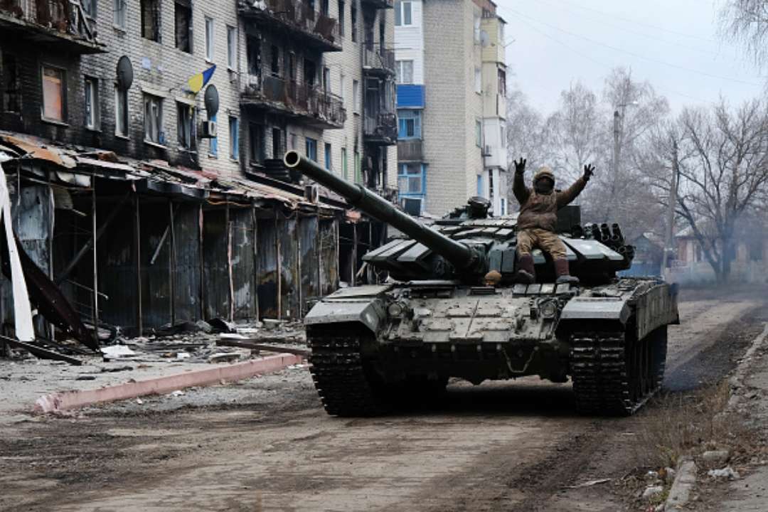 ЗСУ затрофеїли російський танк та використовують його для боротьби проти окупантів/Фото: Spencer Platt/Getty Images Трофей у роботі: ЗСУ воюють проти окупантів на танку Т-62, який захопили під Херсоном. Відео