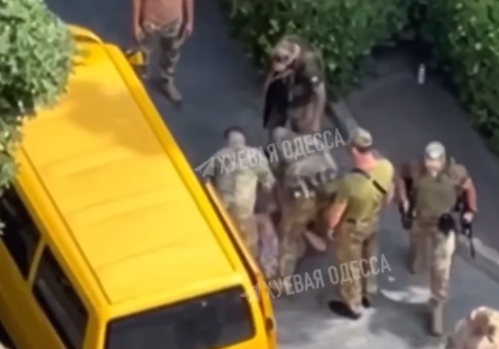 В Одесі захисники побили чоловіка на вулиці. Фото: Скриншот Одеський ТЦК