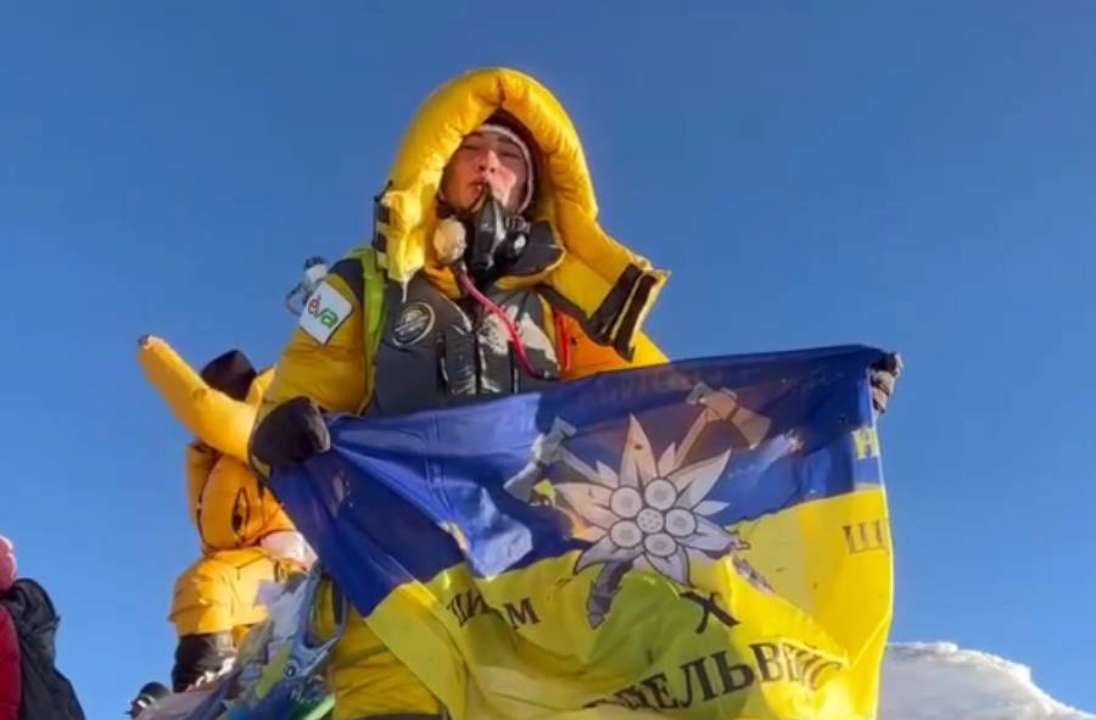 Украинский флаг с эмблемой "Эдельвейса" взвился на Эвересте