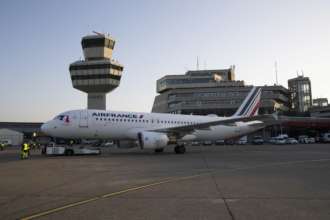 Фото: Getty Images/Автор — Maja Hitij Екстрена евакуація: з літака Air France зняли пасажирів через загрозу вибуху