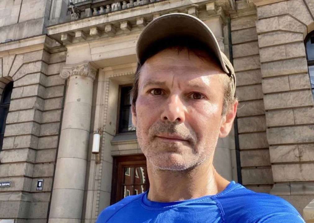Святослав Вакарчук спел украинскую песню на уцелевшем пешеходном мосту в Киеве