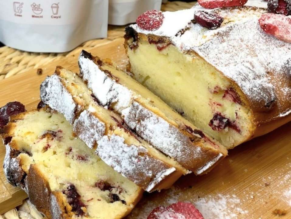 Рецепт кексу з йогуртом та ягодами / Фото: instagram/vistovska_cooking