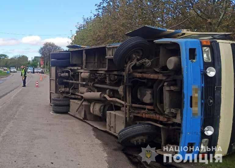 Фото: Нацполіція В Рівненській області перекинувся рейсовий автобус з двадцятьма пасажирами