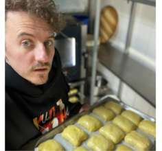 Евгений Клопотенко готовит разные вкусности для теробороны. Фото: Instagram Евгения Клопотенко Евгений Клопотенко помогает военным во время войны