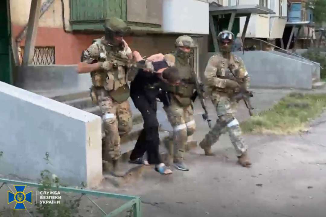 Сотрудники СБУ задерживают коллаборанта