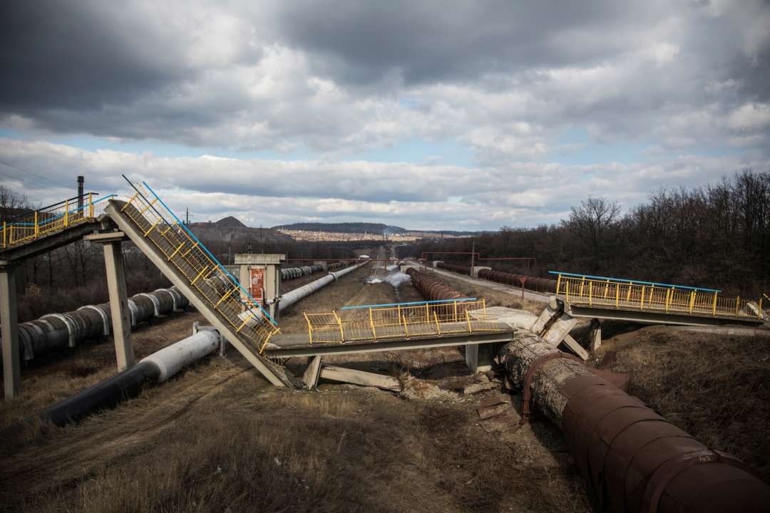Як відбуватиметься відбудова України після війни/Фото: Andrew Burton/Getty Images Зруйнований окупантами пішохідний міст