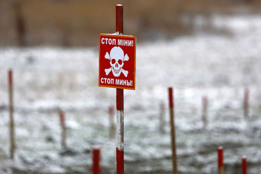 Сколько территории Украины еще остается опасной из-за мин/Фото: Jeff J Mitchell/Getty Images В ГСЧС сообщили, сколько территории Украины еще заминировано оккупантами