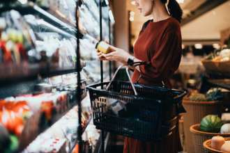 Як вибирати продукти в магазині під час блекауту / Фото: Getty Images Прострочення у магазині: як не купити зіпсовані продукти під час відключення світла
