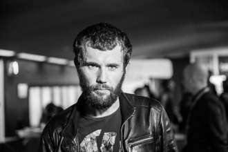 Фільм про Маріуполь литовського режисера отримав європейського "Оскара"/Фото: @Lithuania/Twitter Литовський режисер Мантас Кведаравічюс