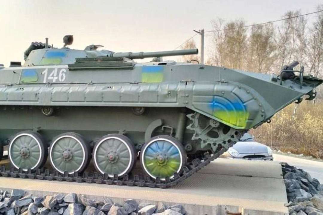 У Новосибірській області на БТР біля військового полігону у Кольцові 9 травня побачили прапори України