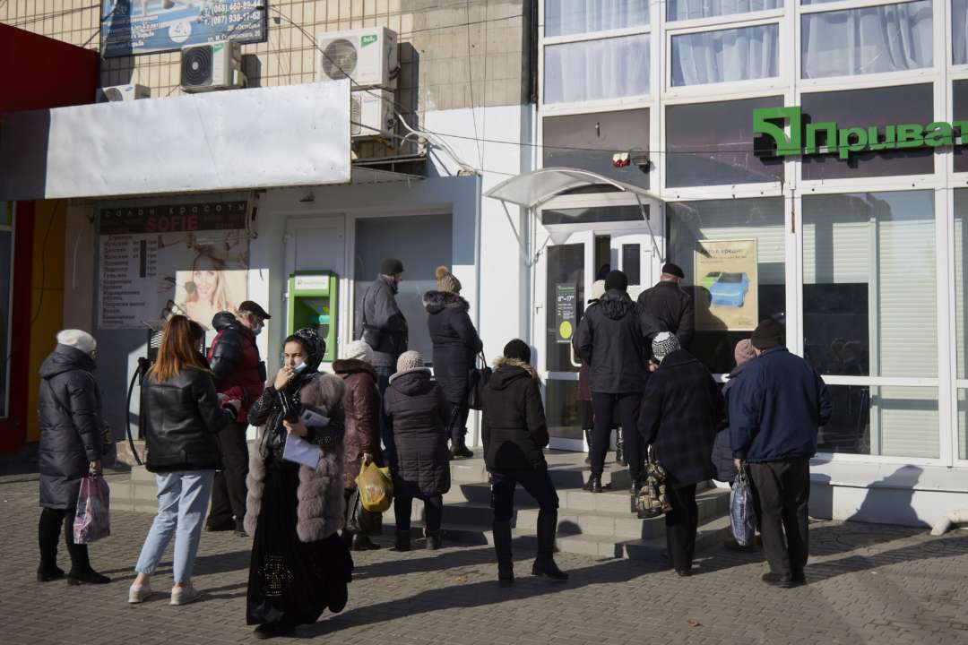 Операції "ПриватБанку" будуть тимчасово призупинені / Фото: Getty Images Картки та банкомати "ПриватБанку" не працюватимуть: які причини