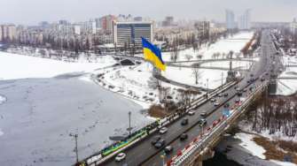 В День Соборности Украины над Киевом запустили огромный флаг/Фото: Facebook.com/DronariumUkraine В День Соборности Украины над Киевом запустили огромный флаг