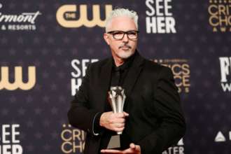 Стали известны все лауреаты кинопремии Critics Choice Awards 2023/Фото: Emma McIntyre/Getty Images Статуэтка кинопремии в руках победителя
