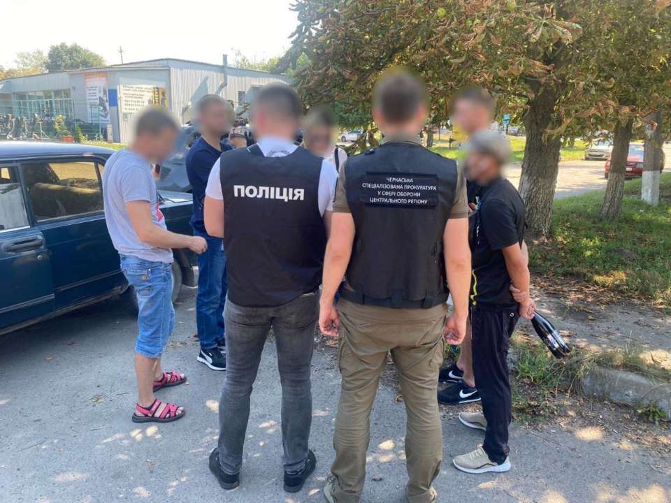 В Черкасской области работнику военкомата и его сообщникам объявлено о подозрении