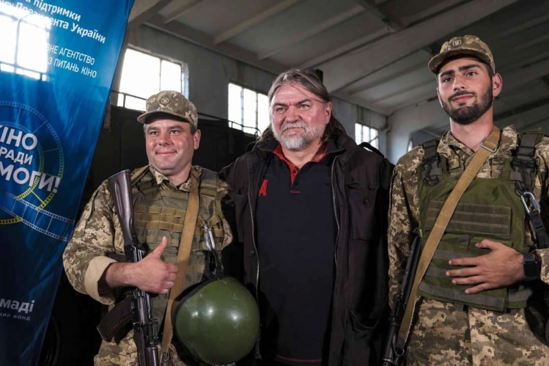 Героям  – о герое: военным ВСУ показали фильм "Довбуш"