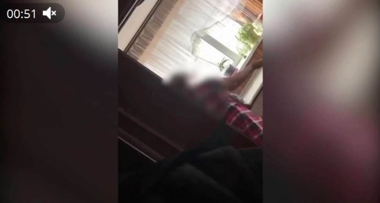 Женщина наносила удары 13-летнему подопечному: сначала руками, а затем металлической ножкой стола. Женщина наносила удары 13-летнему подопечному: сначала руками, а затем металлической ножкой стола.