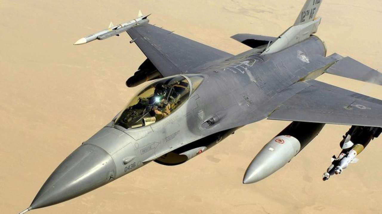 Первая группа украинских пилотов к лету завершит обучение на F-16 до лета