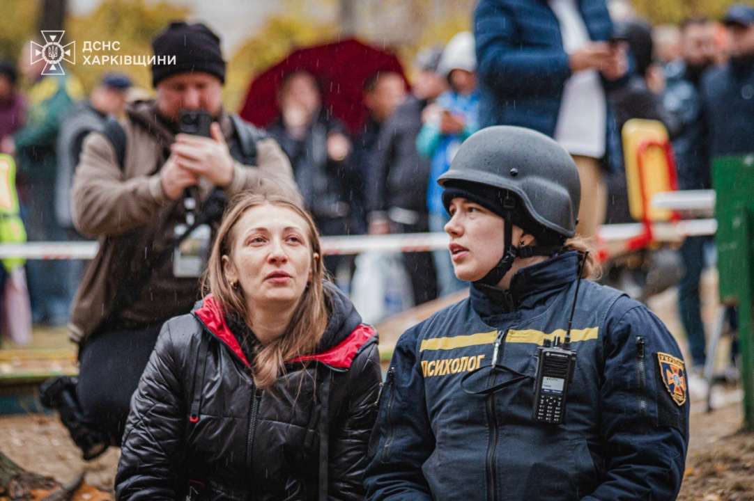 Тривають аварійно-рятувальні роботи та розбір завалів після російського удару по житловій багатоповерхівці У Харкові тривають аварійно-рятувальні роботи