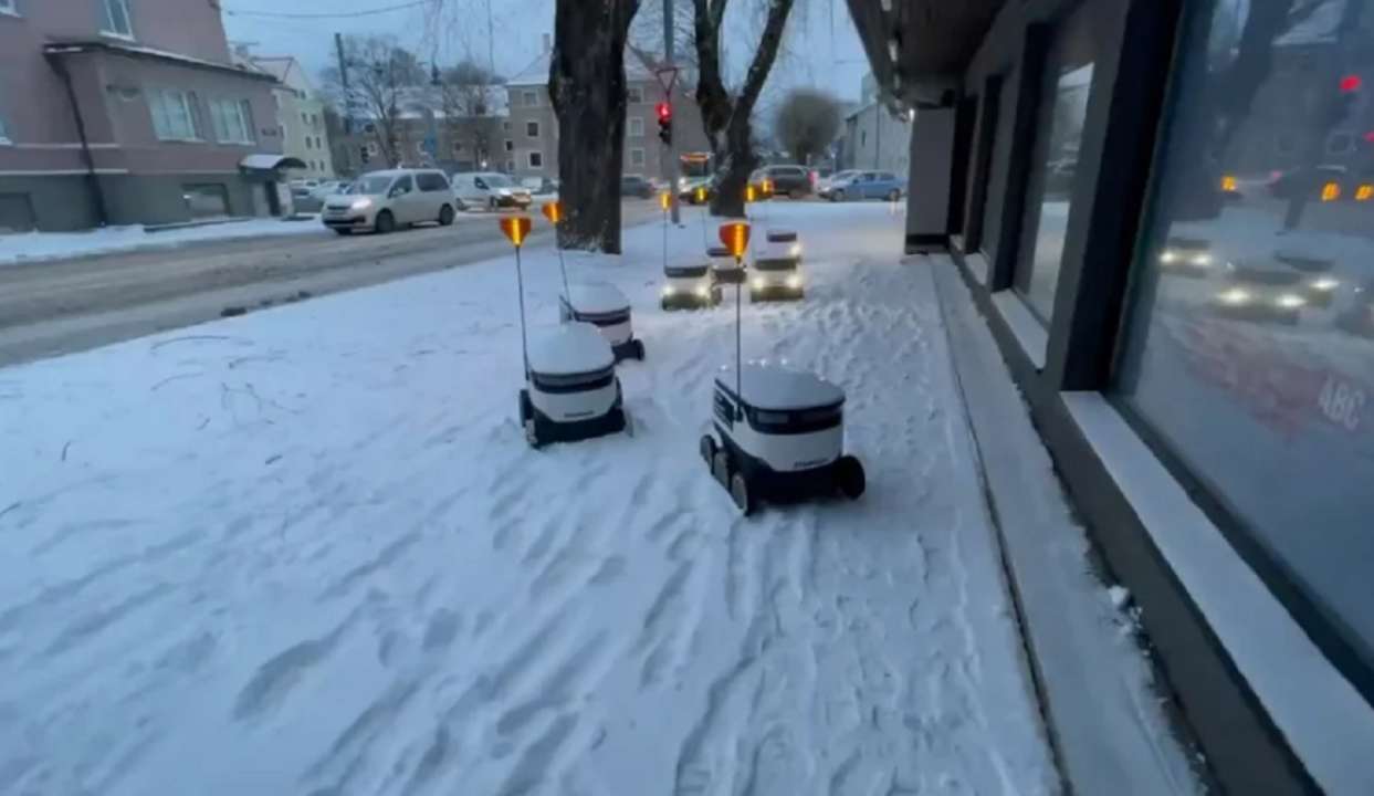 В Естонії роботи-кур'єри застрягли в снігу/Фото: відеоскрін В Естонії роботи-кур'єри застрягли у снігу