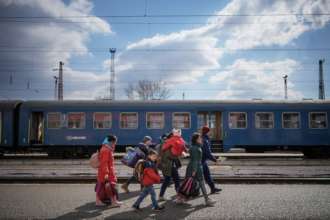 Більшість українців за кордоном планують повернутися на батьківщину, але пізніше – опитування ООН/Фото: Christopher Furlong/Getty Images Українські біженці не планують повертатися додому найближчим часом
