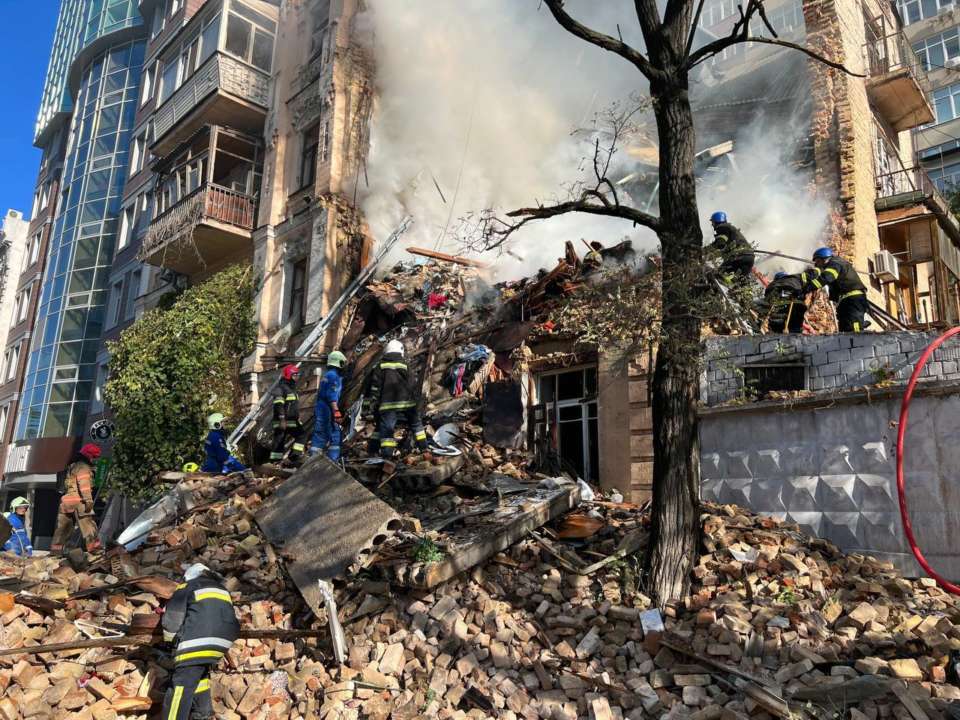 В Киеве увеличилось количество погибших в результате атаки дронами / Фото: Кирилл Тимошенко Количество жертв утренней атаки по Киеву возросло до трех человек, спасены - 19 человек