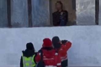 Отец чуть не выбросил свою дочь с балкона / Фото: полиция Киева В Киеве осудили мужчину, который угрожал выбросить из окна трехмесячного ребенка