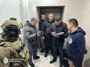 Взяты под стражу еще трое подозреваемых по делу о поставках некачественной одежды для ВСУ/Фото: ГБР Взяты под стражу еще трое подозреваемых по делу о поставках некачественной одежды для ВСУ/Фото: ГБР