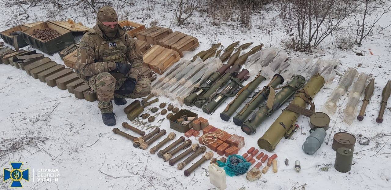 На Донбассе нашли тайник с оружием боевиков На Донбассе нашли тайник с оружием боевиков