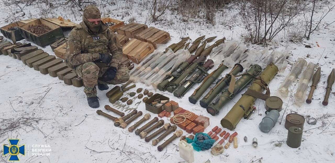 На Донбассе нашли тайник с оружием боевиков
