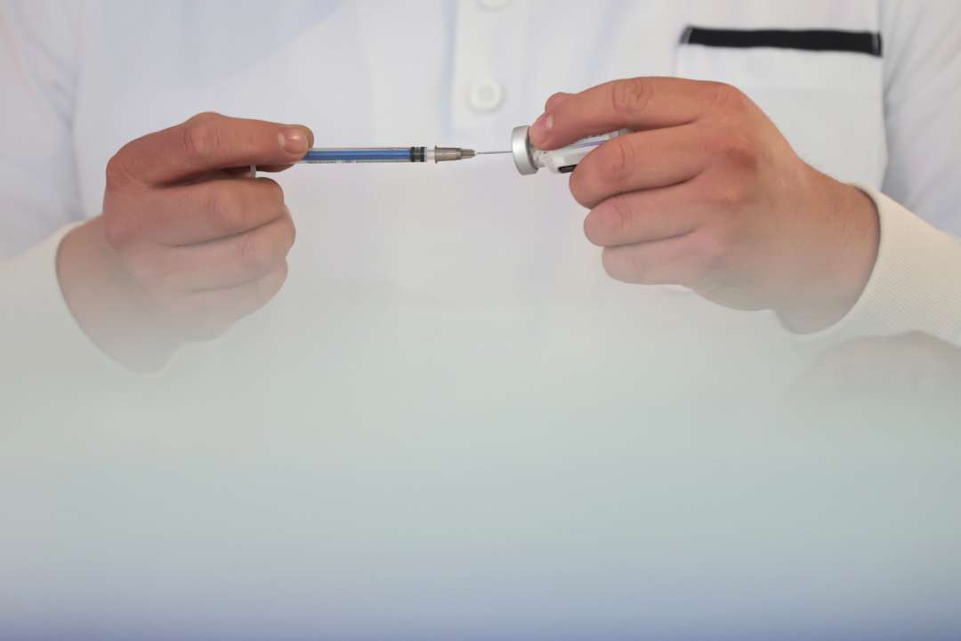 Фото: Getty Images/Автор — Hector Vivas Литва надала Україні 54 тисячі доз вакцини AstraZeneca