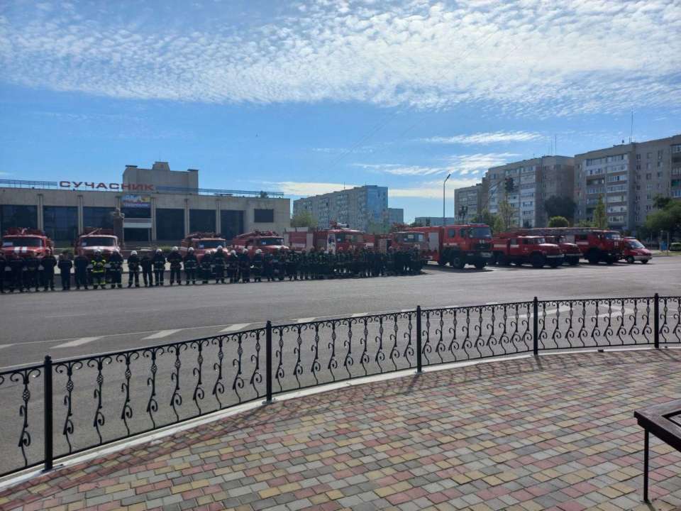 Рятувальники з Енергодару вийшли на акцію протесту проти окупантів/Фото: Telegram/Автор: Дмитро Орлов – Енергодарський міський голова Енергодар