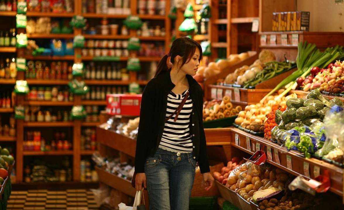 Які продукти потрібно вживати, щоб зміцнити імунну систему цієї зими/Фото: Jeff J Mitchell/Getty Images Жінка робить покупки у супермаркеті