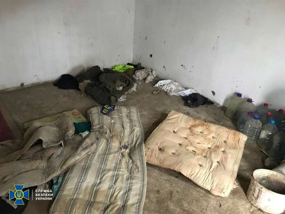 СБУ идентифицировала трех россиян, которые пытали украинцев на ВОТ Николаевской области/Фото: СБУ СБУ установила личности россиян, которые создали пыточную во время оккупации Николаевщины