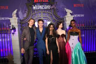 Netflix вычеркнула из второго сезона "Венздей" одного из главных актеров/Фото: Presley Ann/Getty Images Актеры сериала 'Венздей'