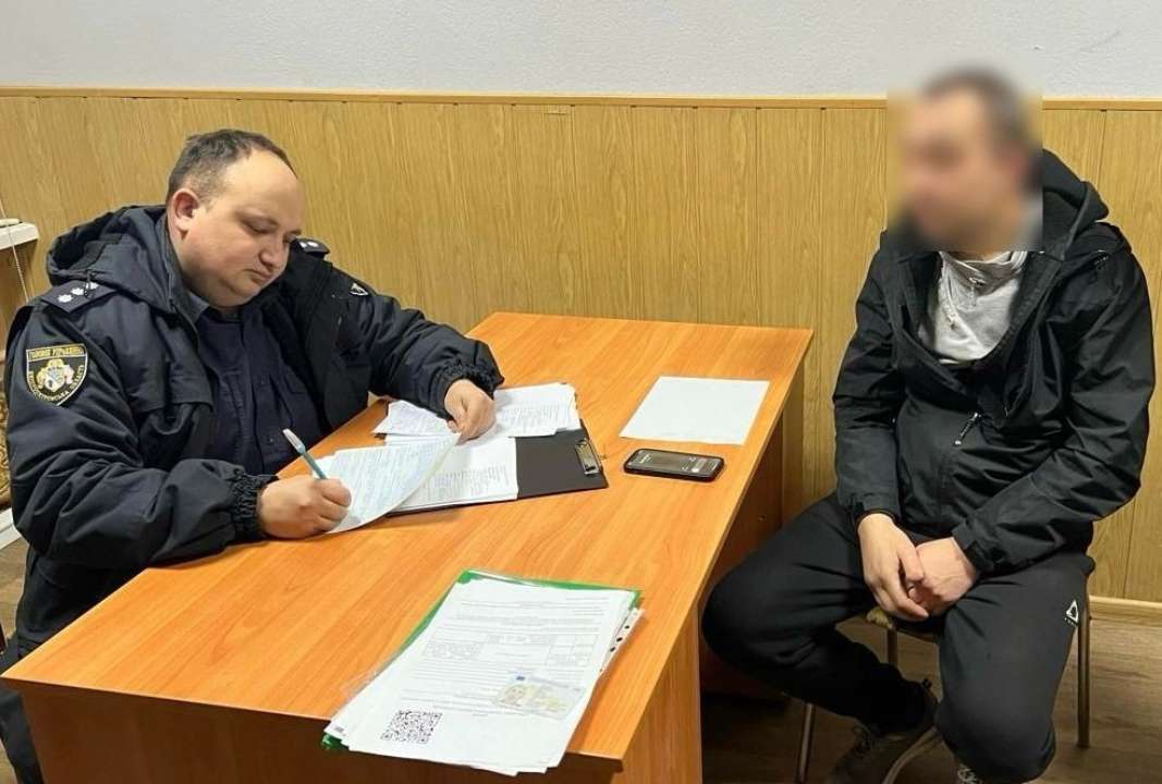 У Дніпрі діти повалили хрест на могилі українського захисника/Фото: Нацполіція