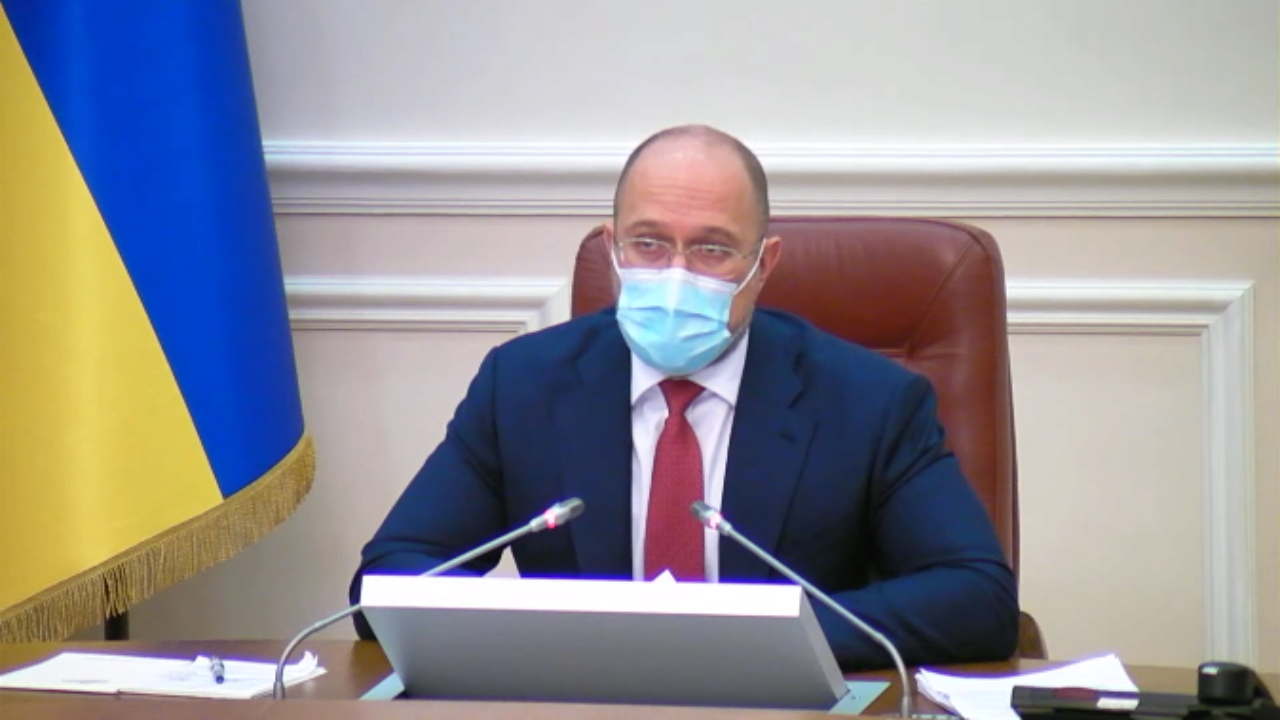 Вакцинація в Україні для певних професій буде обов'язковою – Шмигаль