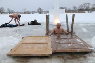 Переморжував: в Івано-Франківську Нацгвардійці силою витягували з крижаної води чоловіка/Фото: Mikhail Svetlov/Getty Images В Івано-Франківську чоловік провів у крижаній воді 10 хвилин і не хотів виходити