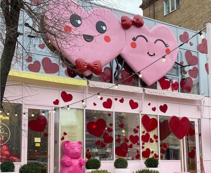 Где сделать крутые фото на День Святого Валентина в Киеве. Фото: Namelaka фотозоны в Киеве ко Дню влюбленных