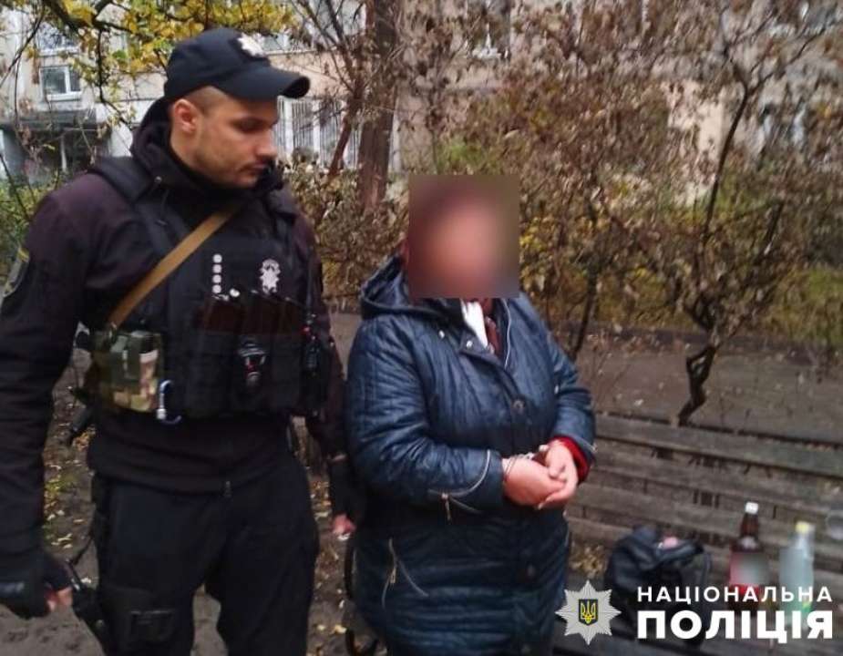 Правоохоронці затримали жінку, яка тяжко поранила свого зятя/Фото: Національна поліція Правоохоронці затримали жінку, яка тяжко поранила свого зятя/Фото: Національна поліція
