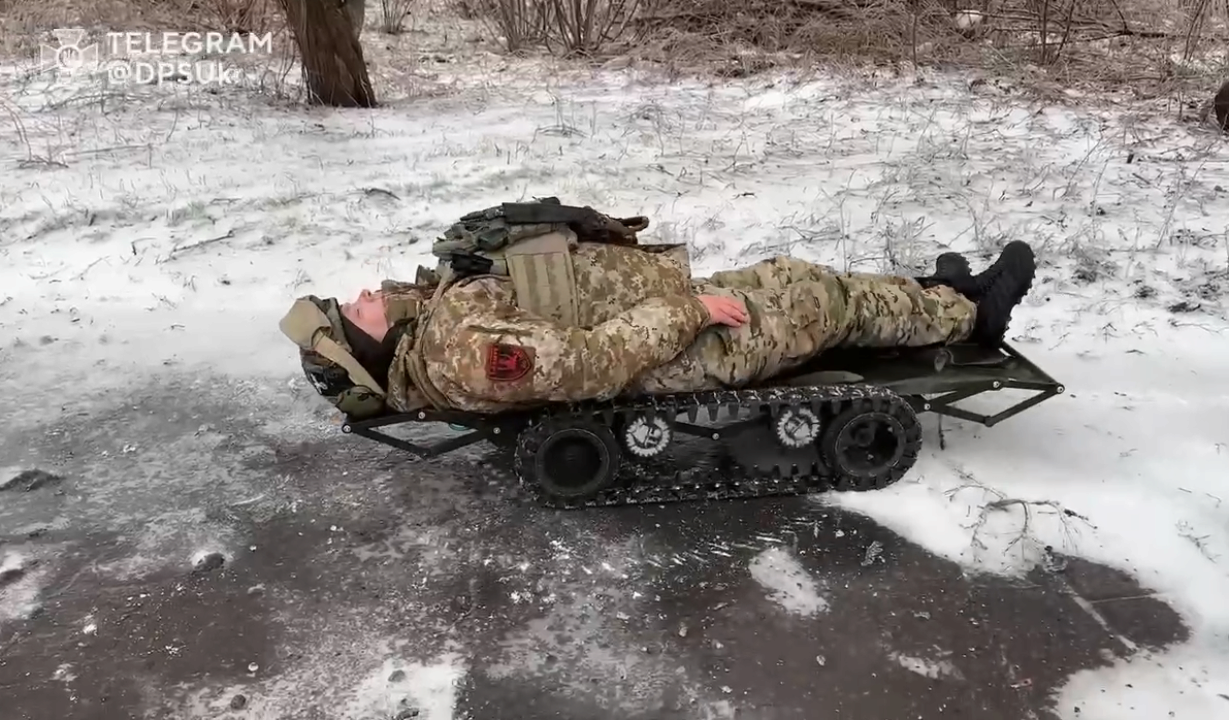 Прикордонники показали електроноші для евакуації поранених/Фото: кадр з відео Прикордонники показали електроноші для евакуації поранених/Фото: кадр з відео